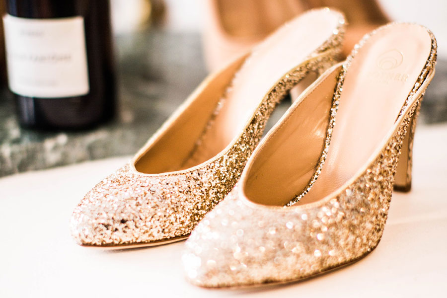 Image of gold glittery party pumps - a classic alternative for a flawless party look that every lady must wish for