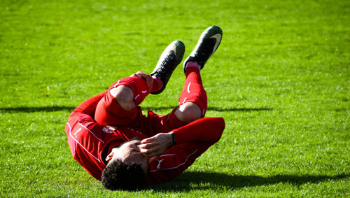 Image of an injured player on the field reminding about the things you need to know about sport injuries