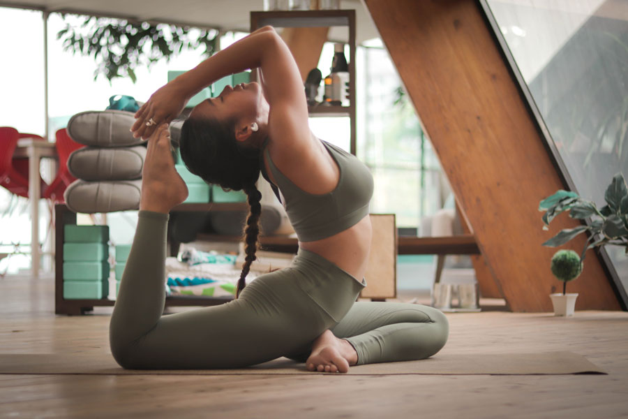 Image of a girl practicing yoga depicting the best yoga pants with pockets