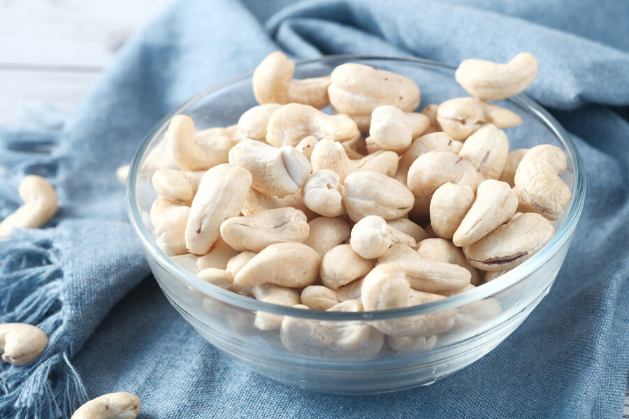 Image of a bowl full of cashew nuts depicting benefits of cashew nuts